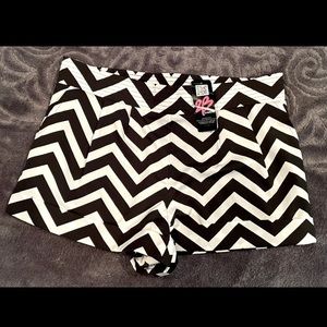 **BRAND NEW!!** 2B BEBE Dress shorts! Black & white, chevron pattern, Size: M